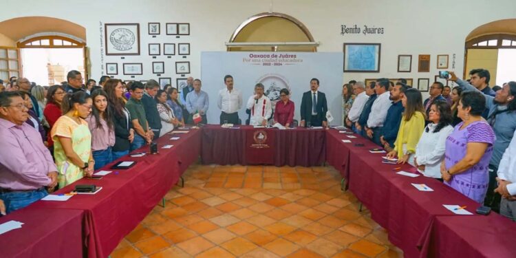 Foto: Municipio de Oaxaca de Juárez // Los integrantes de los comités de transición municipal, frente a frente.