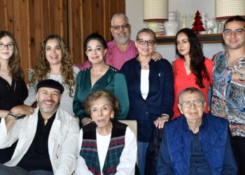 Fotos: Rubén Morales // Los presentes entonaron con cariño las tradicionales Mañanitas para el cumpleñero.