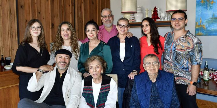 Fotos: Rubén Morales // Los presentes entonaron con cariño las tradicionales Mañanitas para el cumpleñero.