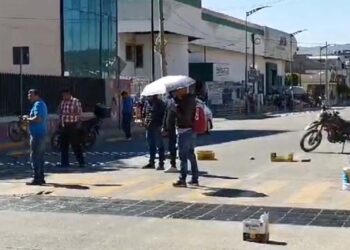 Foto: El Imparcial TV // Maestros de la Sección 22 bloquean la avenida Lázaro Cárdenas.