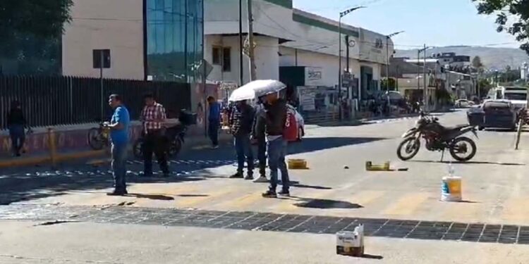 Foto: El Imparcial TV // Maestros de la Sección 22 bloquean la avenida Lázaro Cárdenas.