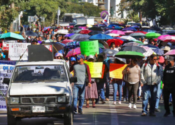 Foto: Luis Alberto Cruz // Maestros de la Sección 22 marcharon este jueves de la Fuente de las 8 Regiones al Zócalo de la ciudad, en respaldo a los normalistas y docentes de la Escuela Normal Superior Federal de Oaxaca (ENSFO); exigen la emisión de la convocatoria para licenciaturas y maestrías; reconocimiento oficial de estudios y la asignación de matrículas.