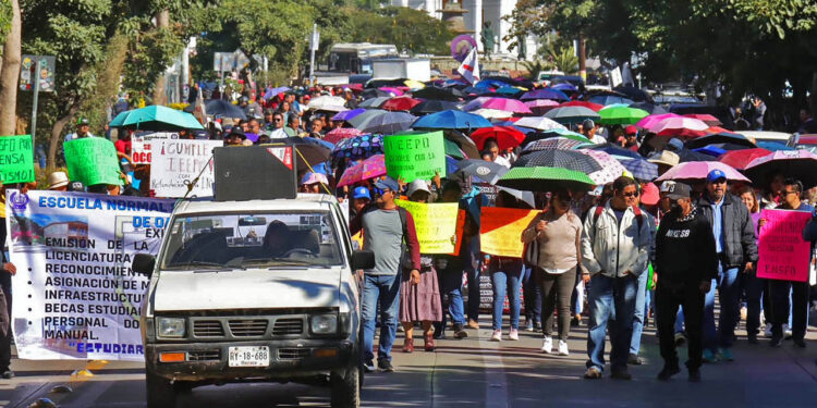 Foto: Luis Alberto Cruz // Maestros de la Sección 22 marcharon este jueves de la Fuente de las 8 Regiones al Zócalo de la ciudad, en respaldo a los normalistas y docentes de la Escuela Normal Superior Federal de Oaxaca (ENSFO); exigen la emisión de la convocatoria para licenciaturas y maestrías; reconocimiento oficial de estudios y la asignación de matrículas.