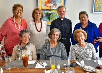 Fotos: Rubén Morales // Nina Castañeda, Pila Melgoza, Malú Escobedo, el padre Javier Dueñas, Luchi Arnaud, Pati Gutiérrez, Lilí Lagunas, Mayola Audiffred y Rosita Bermúdez participaron en la reunión.