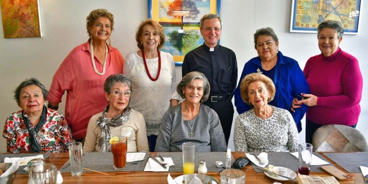 Fotos: Rubén Morales // Nina Castañeda, Pila Melgoza, Malú Escobedo, el padre Javier Dueñas, Luchi Arnaud, Pati Gutiérrez, Lilí Lagunas, Mayola Audiffred y Rosita Bermúdez participaron en la reunión.
