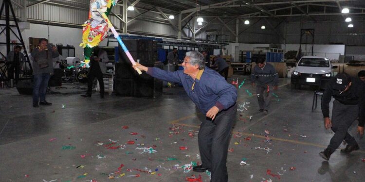 Fotos: Adrián Gaytán // Partieron varias piñatas por las fiestas decembrinas.