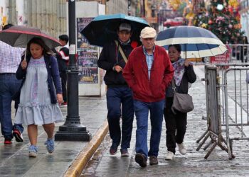 Foto: Luis Alberto Cruz // Pese a la llovizna matutina de este martes, las y los visitantes salieron a recorrer las calles y sitios turísticos de la capital.