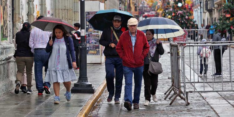 Foto: Luis Alberto Cruz // Pese a la llovizna matutina de este martes, las y los visitantes salieron a recorrer las calles y sitios turísticos de la capital.