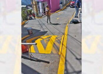 Pintas y más pintas de calles en Huautla, pero no hay ordenamiento vial.