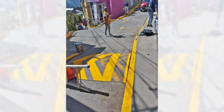 Pintas y más pintas de calles en Huautla, pero no hay ordenamiento vial.