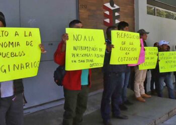 Foto: Luis Alberto Cruz // Pobladores de San Juan Cotzocón protestan en las oficinas del IEEPCO.