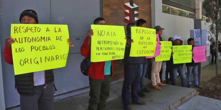 Foto: Luis Alberto Cruz // Pobladores de San Juan Cotzocón protestan en las oficinas del IEEPCO.