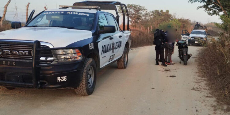 Atrapan a dos sujetos armados y con droga en Santo Domingo Armenta