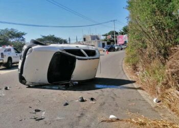 Debido al fuerte impacto, el vehículo Chevy color blanco volcó aparatosamente.
