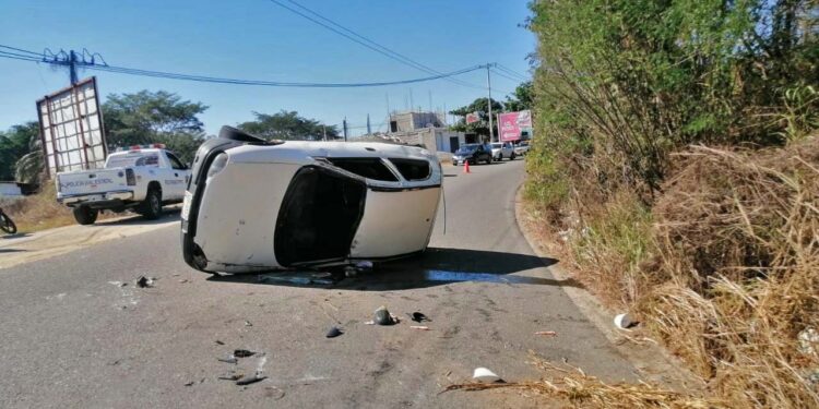 Debido al fuerte impacto, el vehículo Chevy color blanco volcó aparatosamente.