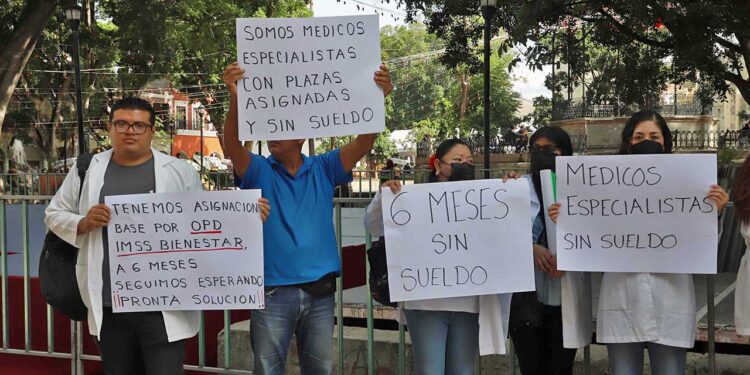 Foto: Archivo El Imparcial // Por exigir sus pagos y otros derechos laborales, médicos oaxaqueños han sido despedidos por la Coordinación estatal del IMSS Bienestar.