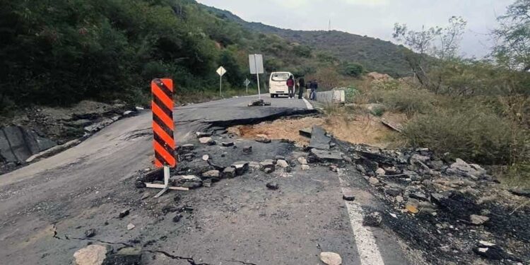 Foto: internet // Por una falla geológica, cierran parcialmente la carretera 175 Oaxaca-Tuxtepec.