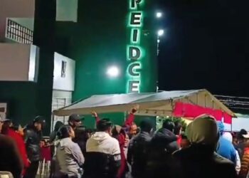 Foto: cortesía // Protestan burócratas en la sede del Sindicato ante la falta de resultados.