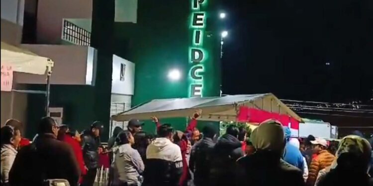 Foto: cortesía // Protestan burócratas en la sede del Sindicato ante la falta de resultados.