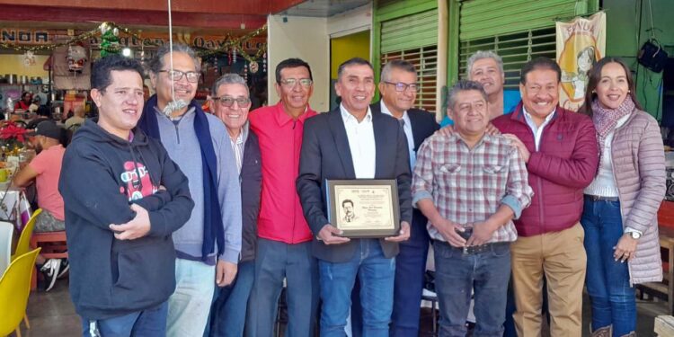 Periodista y futbolista, Said Hernández, fue reconocido por su labor.
