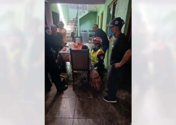 Personal de rescate extrajo al niño y lo trasladó a un hospital.