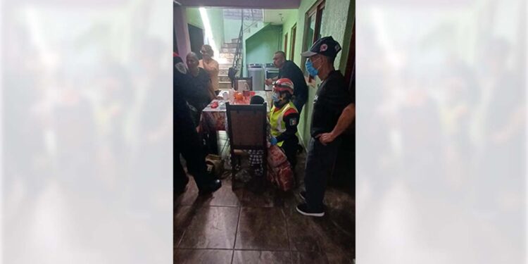 Personal de rescate extrajo al niño y lo trasladó a un hospital.