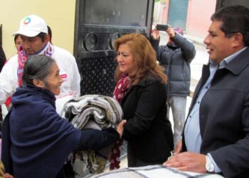 Personas de todas las edades y estratos sociales sienten las bajas temperaturas que se presentan.