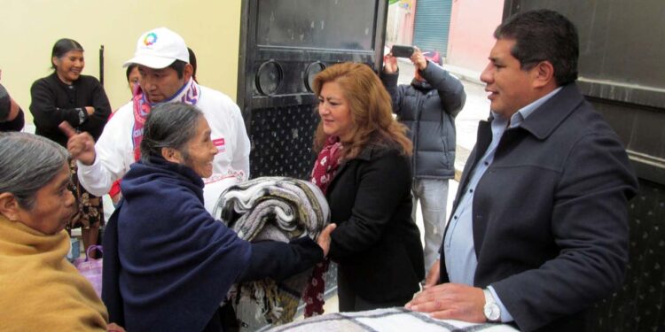 Personas de todas las edades y estratos sociales sienten las bajas temperaturas que se presentan.