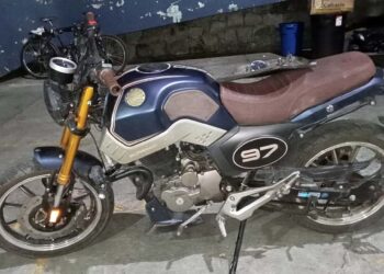 Presuntamente forzaron el seguro de la moto para comenzar a arrastrarla.
