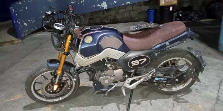 Presuntamente forzaron el seguro de la moto para comenzar a arrastrarla.