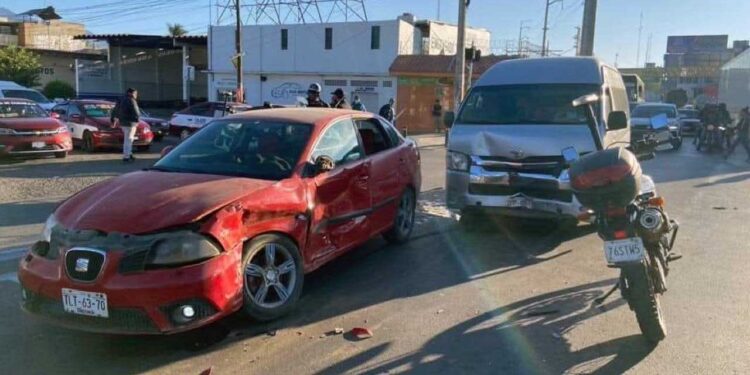 Presuntamente, la falta de precaución de los conductores ocasionó el aparatoso percance.