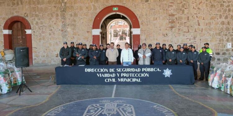 Foto: Igavec // Reconocen labor policial con canasta básica y estímulos económicos.