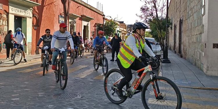 Foto: Lisbeth Mejía Reyes // Familiares y amigos de Manuel Alejandro e integrantes del colectivo Gabi Bici Blanca, participan en la rodada.