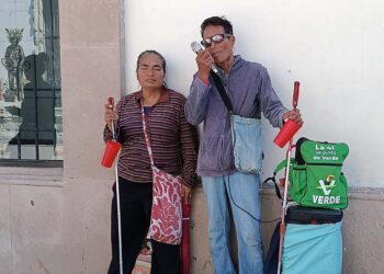Fotos: Lisbeth Mejía Reyes // Sandra Sánchez Martínez y Julián González Martínez, sobreviven cantando en las calles de la ciudad de Oaxaca.