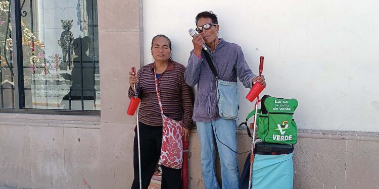 Fotos: Lisbeth Mejía Reyes // Sandra Sánchez Martínez y Julián González Martínez, sobreviven cantando en las calles de la ciudad de Oaxaca.