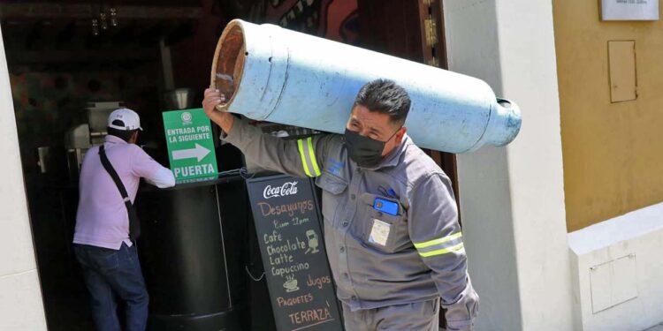 Foto: Adrián Gaytán // Se agudiza desabasto de Gas LP en comercios del Centro Histórico de Oaxaca.