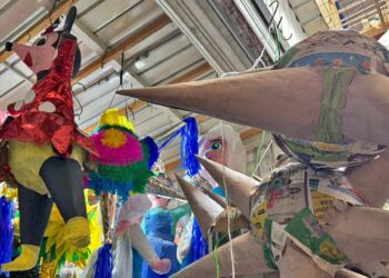 Foto: Álvaro Cuitláhuac López // Se pueden encontrar piñatas de diversos personajes, sin embargo, en esta época navideña la estrella de siete picos es la más popular, dice artesano.