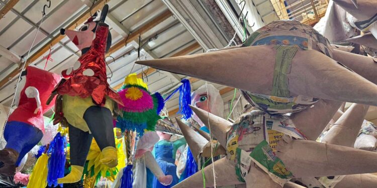 Foto: Álvaro Cuitláhuac López // Se pueden encontrar piñatas de diversos personajes, sin embargo, en esta época navideña la estrella de siete picos es la más popular, dice artesano.