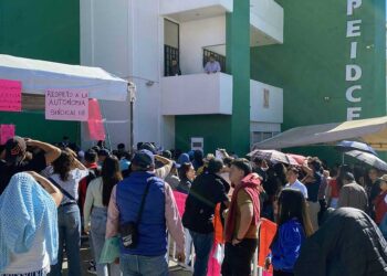 Foto: Luis Alberto Cruz // Seguidores de la planilla rosa, protestaron este jueves en la sede del Sindicato de Burócratas; las elecciones fueron anuladas por varias irregularidades.