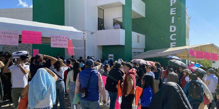 Foto: Luis Alberto Cruz // Seguidores de la planilla rosa, protestaron este jueves en la sede del Sindicato de Burócratas; las elecciones fueron anuladas por varias irregularidades.