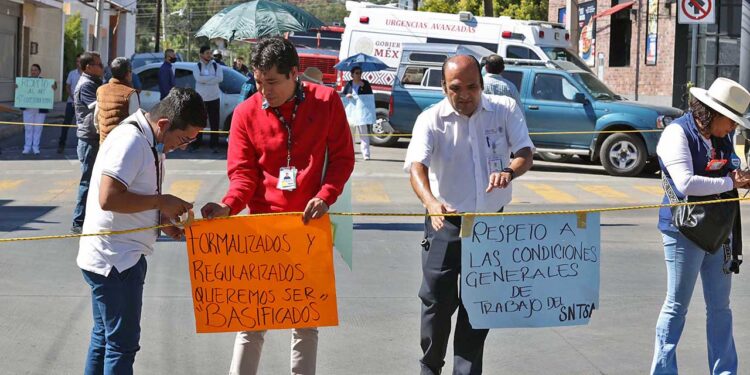 Foto: Luis Alberto Cruz // Siguen las movilizaciones de trabajadores del Hospital Civil.