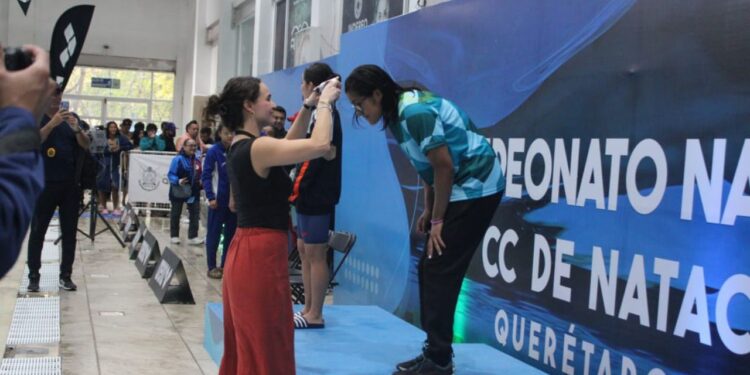 Orgullo oaxaqueño: Sahara Monroy, se baña de oro y plata en Querétaro
