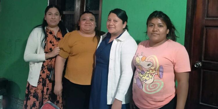 Foto: cortesía // Sara Palacios, Liz Castellanos y Michel Esmeralda Ruiz le desearon lo mejor.