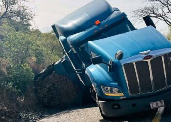 Se presume que el tractocamión sufrió una falla en las llantas, lo que derivó en el accidente.