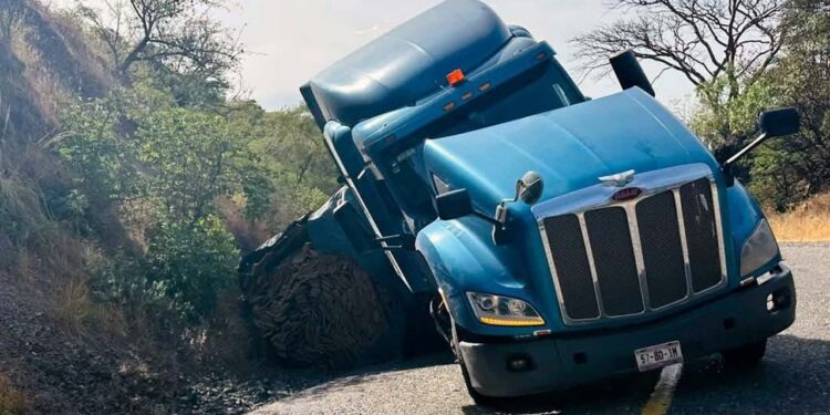 Se presume que el tractocamión sufrió una falla en las llantas, lo que derivó en el accidente.