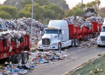 Foto: Adrián Gaytán // Siguen despachando las góndolas con basura a otros estados.