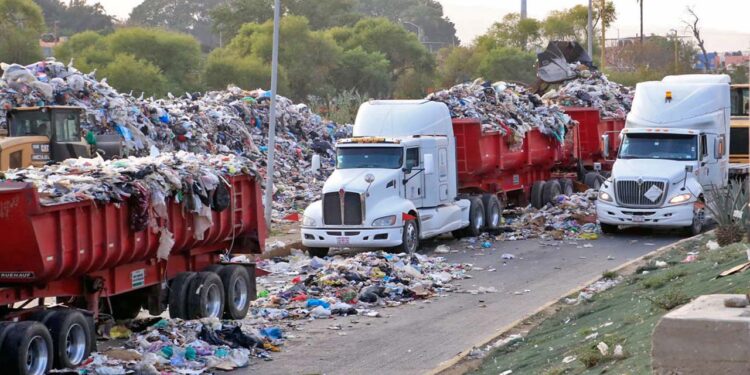 Foto: Adrián Gaytán // Siguen despachando las góndolas con basura a otros estados.