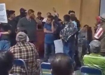Sosteniendo pancartas en mano y gritando consignas, los inconformes expresaron su enojo y cansancio por lidiar con la negativa de la alcaldesa.