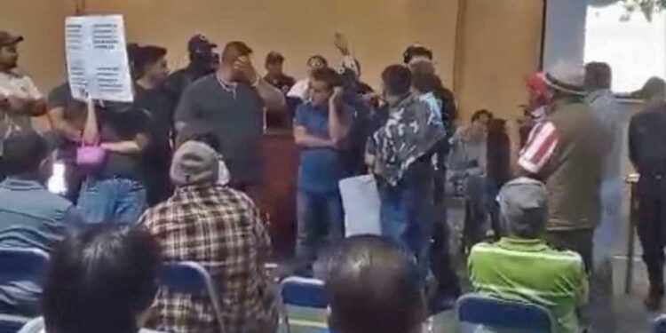 Sosteniendo pancartas en mano y gritando consignas, los inconformes expresaron su enojo y cansancio por lidiar con la negativa de la alcaldesa.