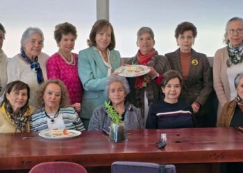 Foto: Rubén Morales // Sus amigas las colmaron de felicitaciones y buenos deseos por un año más de vida.